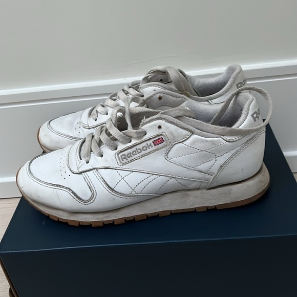 Reebok Classic. Size 7 - Picture 2 of 4